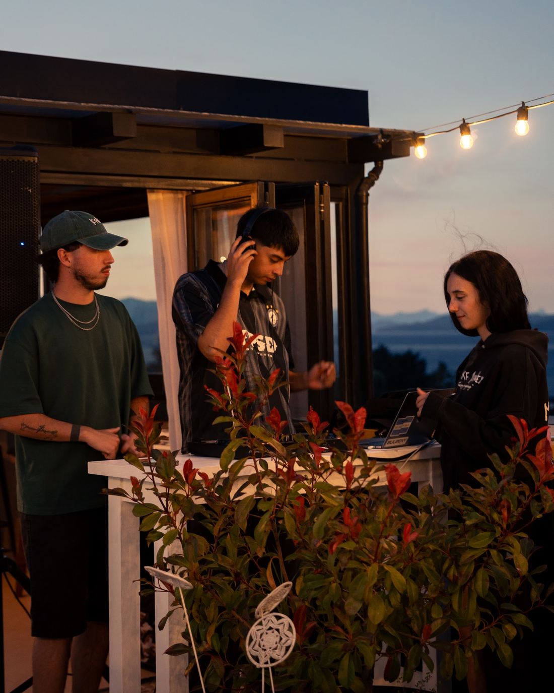 Charla en la terraza al atardecer