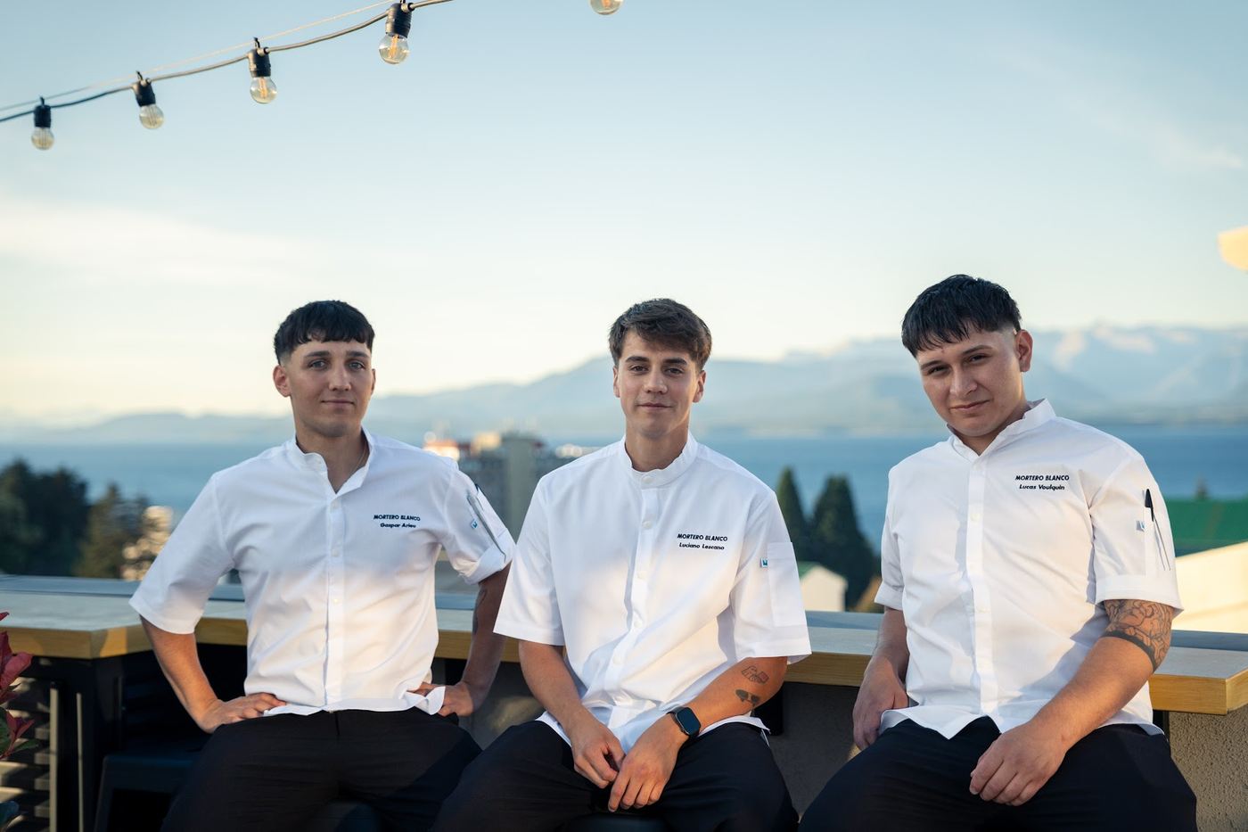 El equipo de cocina en la terraza, con la cordillera de fondo