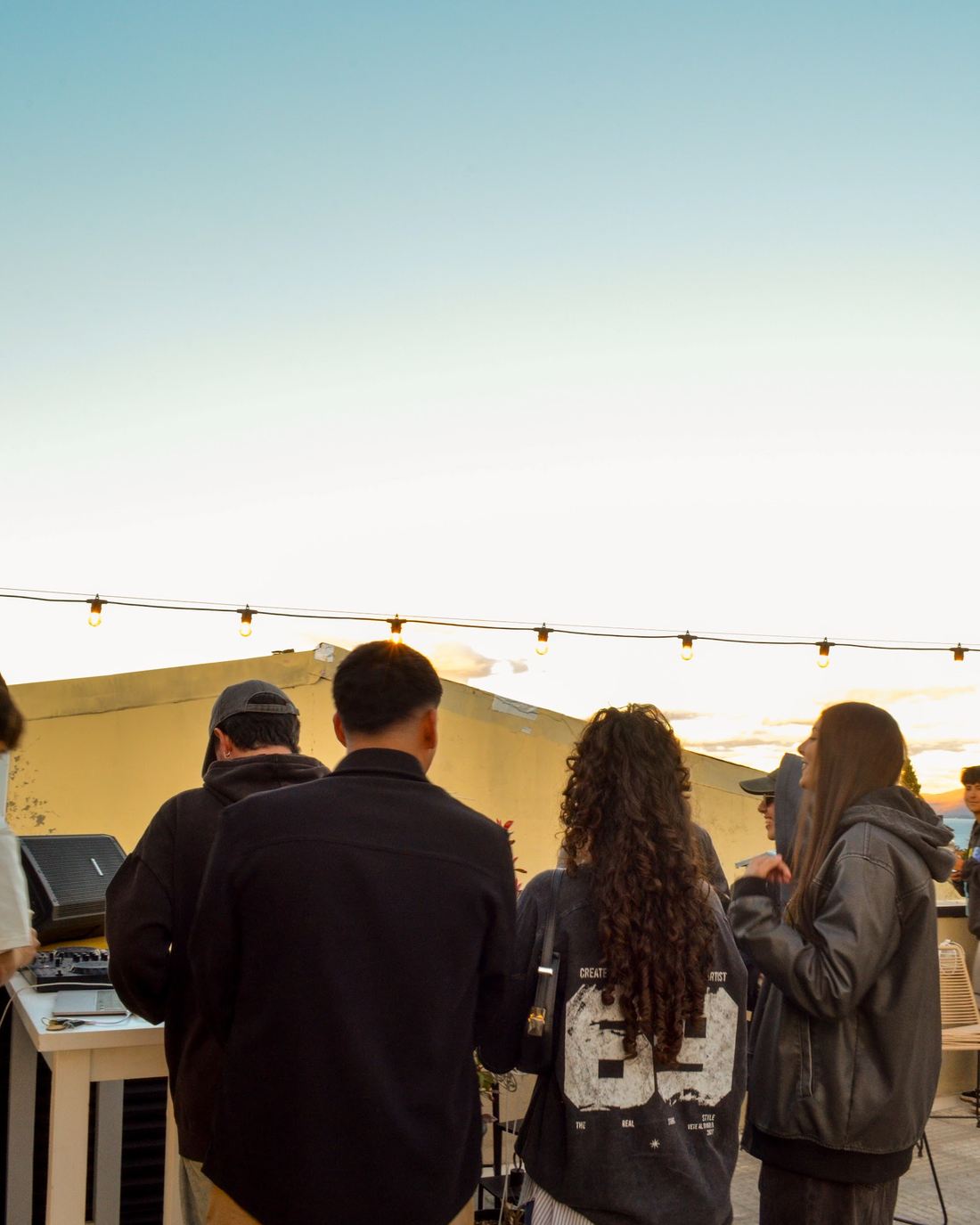 Grupo mirando el atardecer desde la terraza