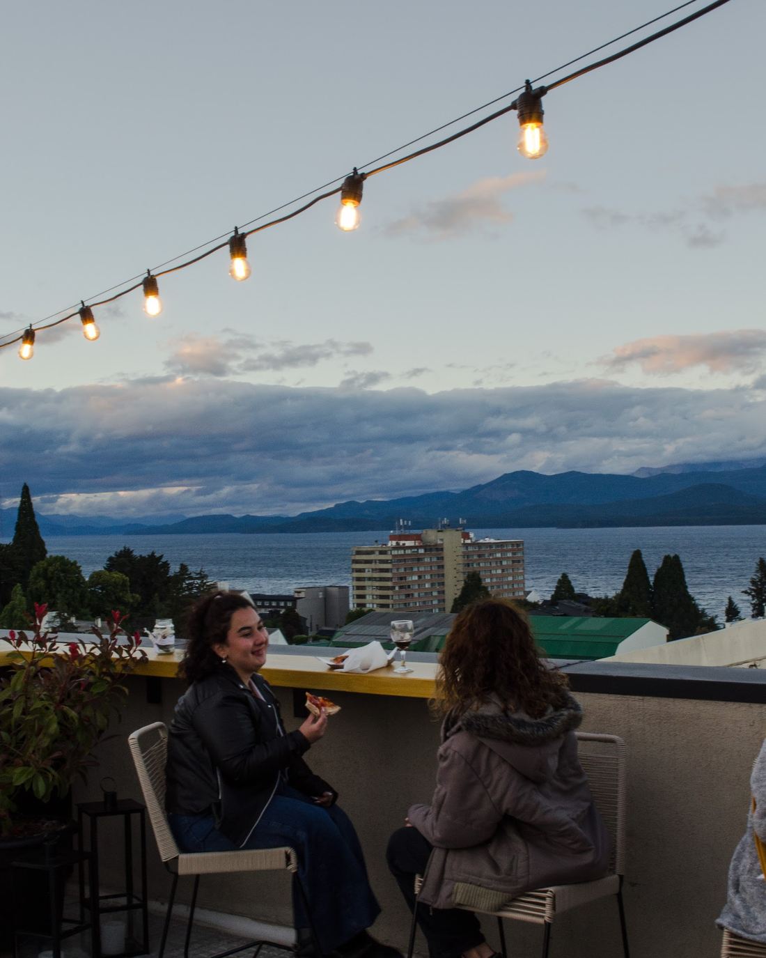 Dos invitadas mirando el lago desde la terraza