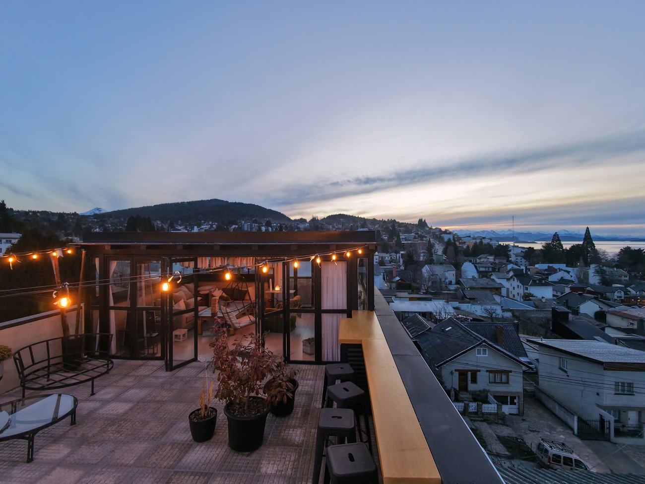 La terraza iluminada al anochecer