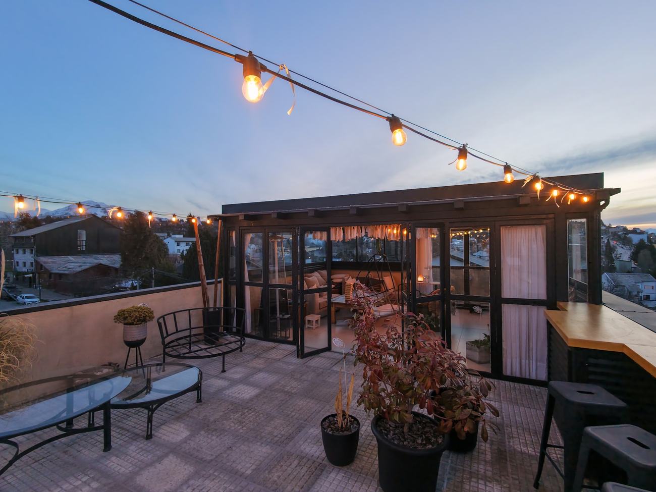 La terraza con la pérgola y las guirnaldas encendidas