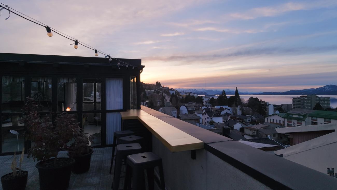 La barra del Roof al atardecer