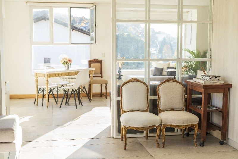 Comedor del salón con luz de ventana